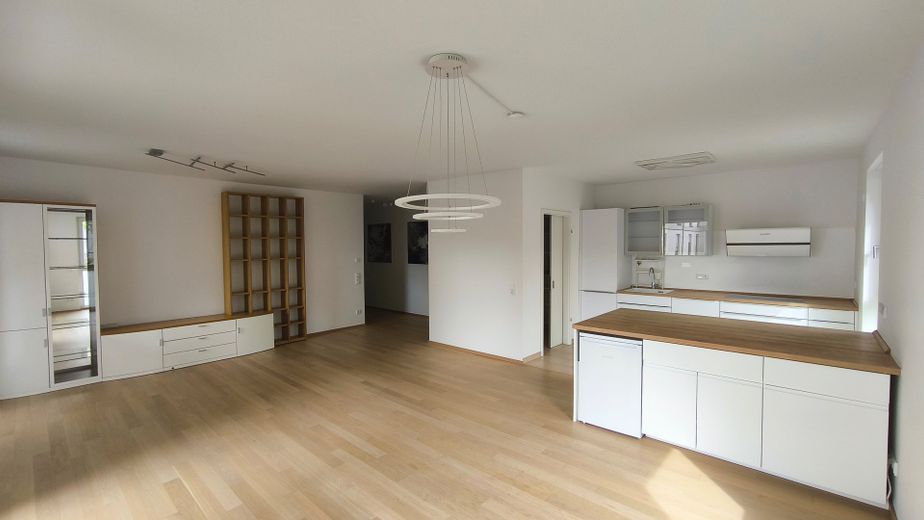 Großzügige 3 Zimmer Wohnung zentral Wiesbaden / 2 Bäder + Tiefgaragenstellplatz / Wilhelms IX – Wohnzimmer