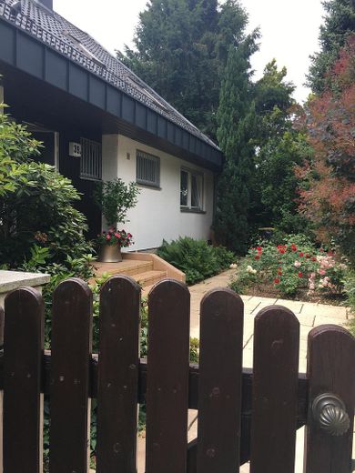 Exclusive end-terrace house in bungalow style with gallery, pool and dream garden – Vorderansicht
