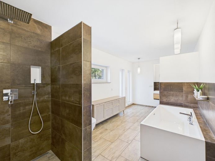 Charmante und energieeffiziente Architektenvilla mit hochwertiger Ausstattung – Masterbad im OG