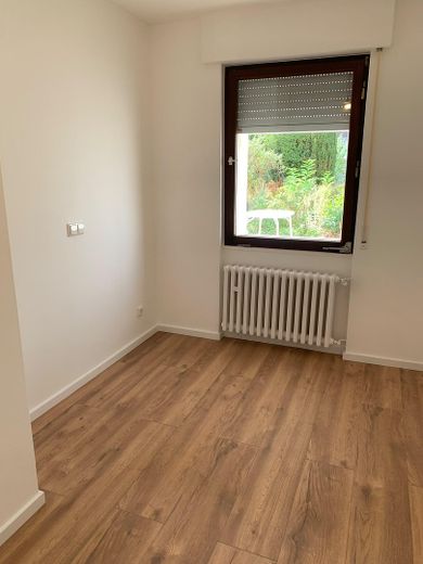 Elegante appartamento di 3 locali ristrutturato con terrazza coperta – Schlafzimmer links