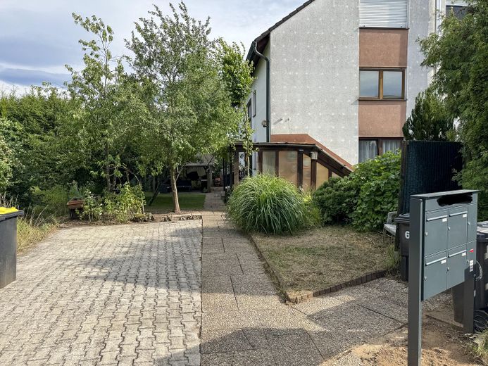 Magnifique appartement de 4 pièces en dernier étage avec vue panoramique, climatisation et carport – Eingangsbereich