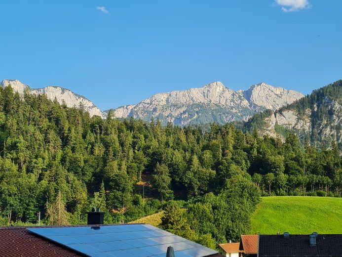 Detached house designed for two generations with mountain views in a sunny location – PRIVATE SALE – Ausblick vom Essbereich OG