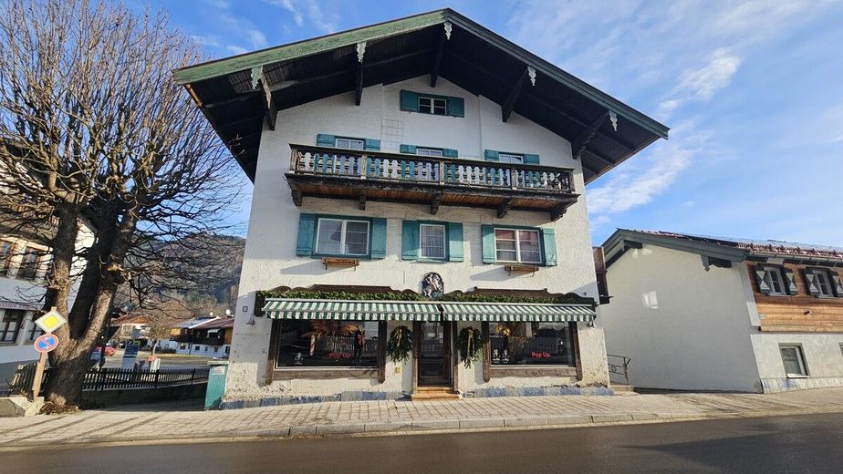 MFH und Gewerbe im Hintergebäude in Rottach-Egern – Ansicht Hautgebäude