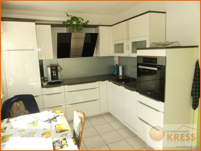 Moderne, zentrale, komfortable 3-Zimmer ETW 1.OG, Balkon, neuwertiger EBK und 3 PKW-Stellplätzen – Bild 2