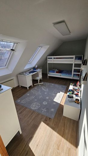 Moderne 92m² Dachwohnung mit Mainblick – sofort bezugsfertig & ruhig gelegen – Kinderzimmer mit Dachfenstern