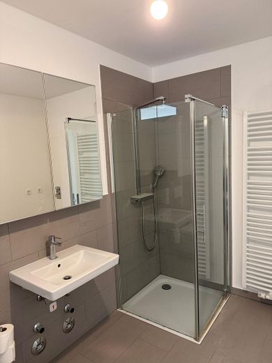 شقة 4 غرف خالية من العوائق في الطابق الأخير مع شرفة ومرآب تحت الأرض مع Wallbox – Duschbad mit Badewanne