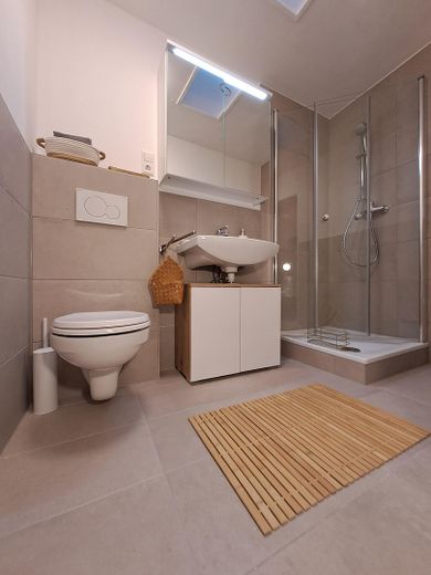Renditestarke Kapitalanlage – modernisierte und vollmöblierte 3-Zimmer-Wohnung – Bad