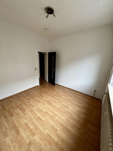 Freshly painted 3-room apartment with balcony at Burbacher Markt – commission-free – Zimmer 2