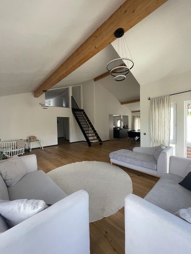 Modernisiertes Zweifamilienhaus mit 263 m² Wohnfläche, attraktiver Vermietungsperspektive – Wohnzimmer - Haus