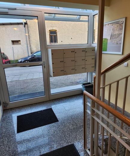 Hausflur mit Briefkästen