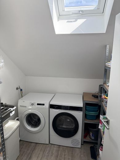 ETW mit gehobener Ausstattung und Fernblick in beliebtem Wohnviertel von Hengersberg – Hauswirtschaftsraum