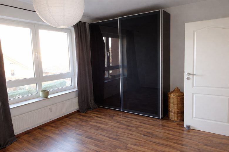 شقة 2 غرفة بتقسيم جيد مع موقف في مرآب تحت الأرض وشرفة في Hannover-Davenstedt – Schlafzimmer