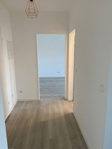 Francoforte Niederrad: Bellissimo appartamento di 2 locali con balcone – Diele Blick zum SZ