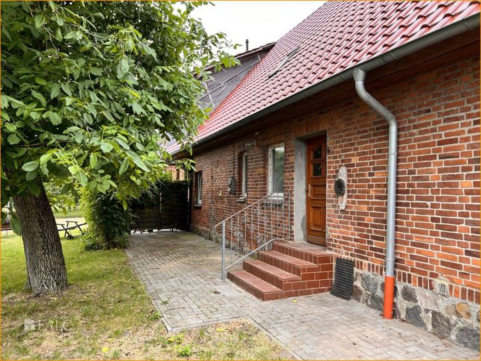 ***Zweifamilienhaus in ruhiger Ortslage*** – Hofeingang
