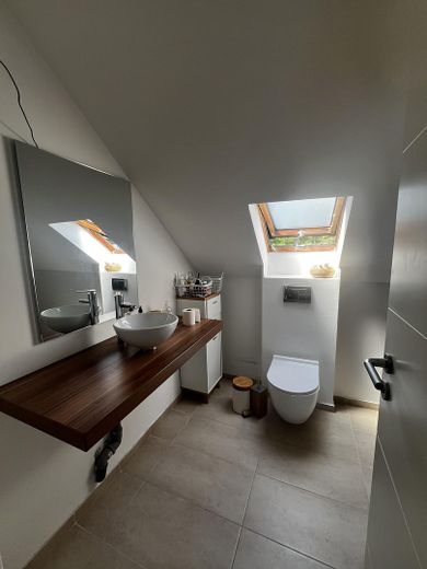 Großzügiges Haus mit modernem Komfort , Provisionsfrei – WC-Dusche Dachgeschoss