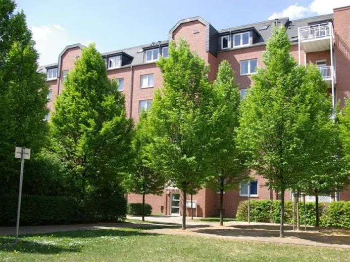 Wohnung mit Balkon und grünem Innenhof – Einbauküche möglich – Foto 1