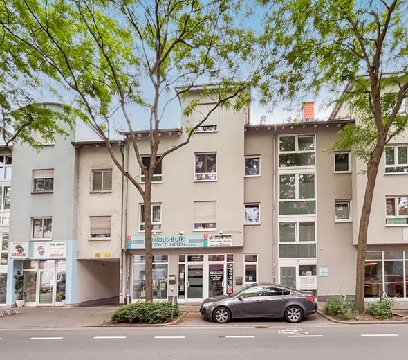 Modernes Wohnen nahe dem Rhein: Barrierefreie 3-Zimmer-Wohnung mit Balkon &amp; Tiefgaragenstellplatz – Hausansicht vorne