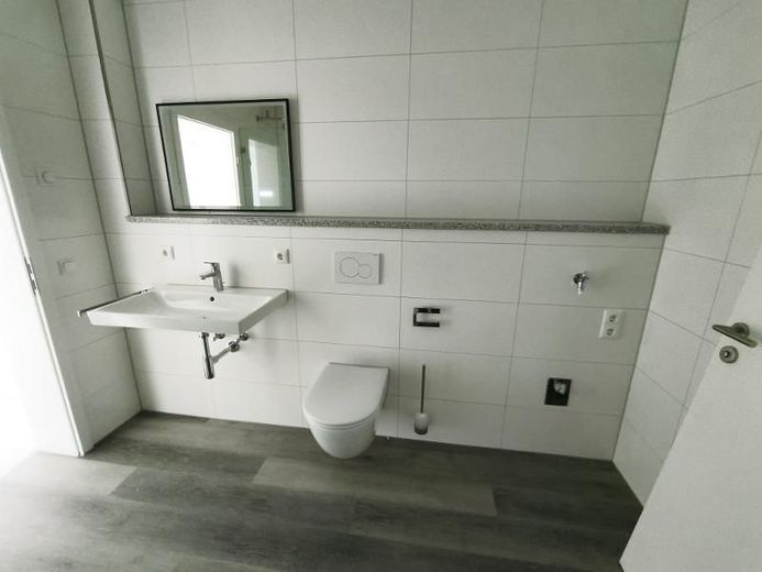 2 Zi. Wohnung (Nr. 8) im OG mit Balkon – Bad mit Dusche und Waschmaschinenanschluss Bild 2