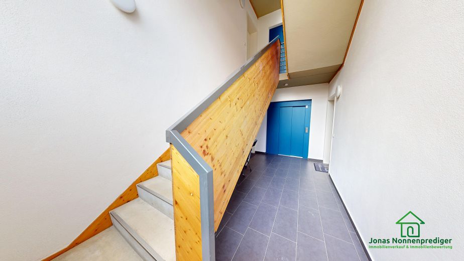 Hausflur mit Treppe EG