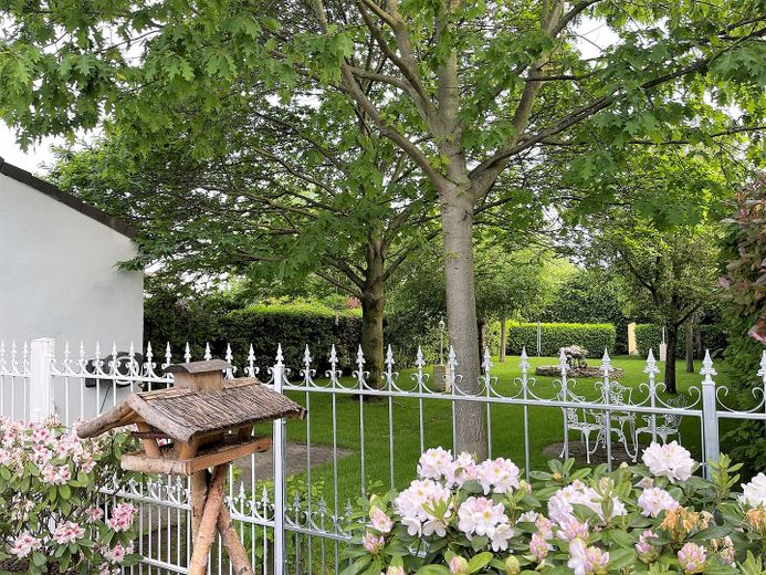Wohnen und Arbeiten: Stilvolles Mehrfamilien- und Geschäftshaus mit großem Garten. – Blick in den Garten
