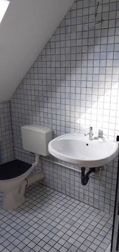 Gemütliche, helle 3 Zimmer Dachgeschosswohnung, zentral in Mz-Ebersheim – Bad 1