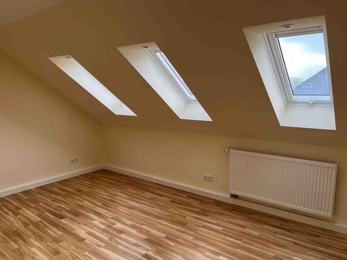 Uso proprio/investimento: edificio plurifamiliare completamente ristrutturato a regola d’arte, con 3 unità abitative di pregio su 4 piani – Schlafzimmer Dachgeschoss