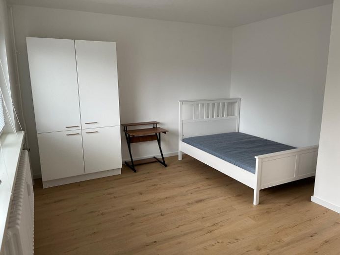 Joya residencial lista para entrar a vivir, con cocina a medida y tranquilo balcón con vistas al verde: ¡sin comisión! – Wohn- und Schlafzimmer
