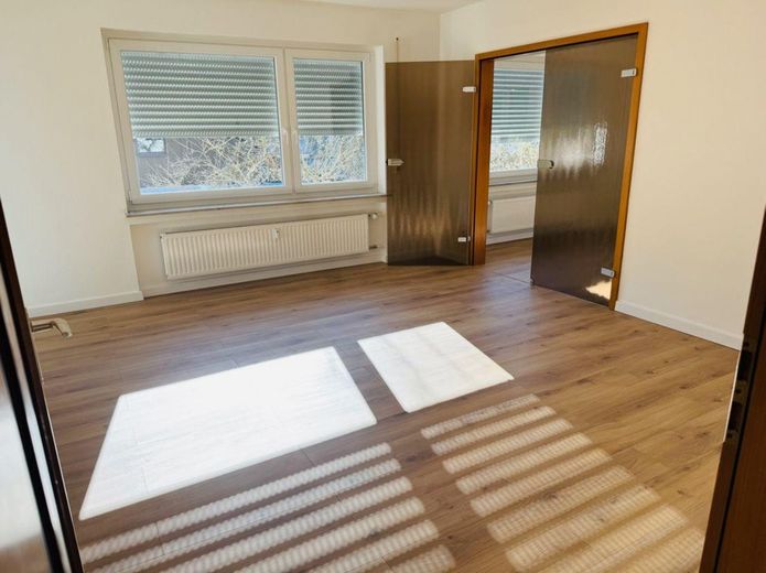 Piękne mieszkanie 4-pokojowe z wbudowaną kuchnią – w Straßbergu – Wohnzimmer