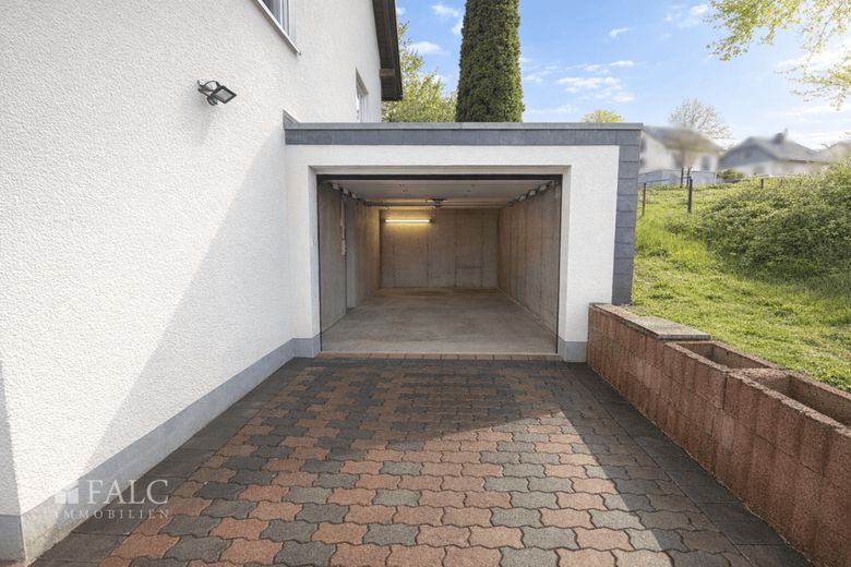 Wohnqualität neu definiert - Ihr neues Zuhause mit Gartenidylle – Garage