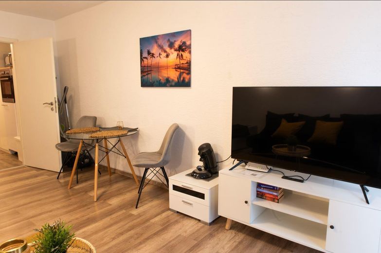 Möblierte 1-Zi Wohnung mit neuer EBK und Balkon in Sindelfingen – Fernseher, Esstisch 