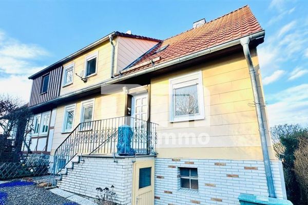 Schöne Doppelhaushälfte mit Nebengebäude, Garage und angelegtem Gartenbereich