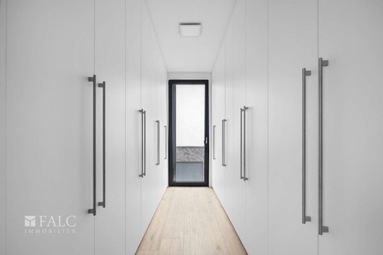 Moderne Villa mit Panorama! Feldrandlage pur! – Ankleide
