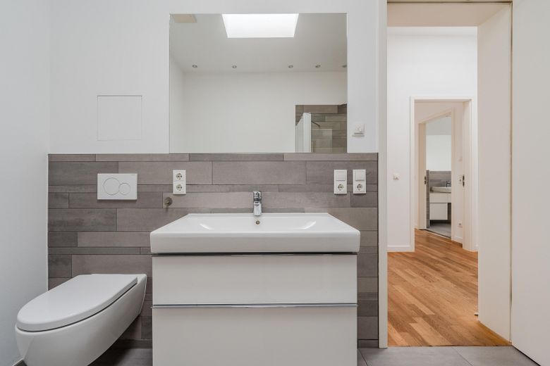 Dachgeschosswohnung direkt am Boxhagener Platz ! 7-Zimmer ! Provisionsfrei ! – Badezimmer 1
