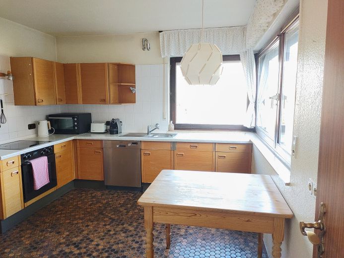 Großzügiges Reihenmittelhaus mit 222m² in Muffendorf, Einliegerwohnung und sonnigem Atriumgarten – Küche mit Blick auf Petersberg
