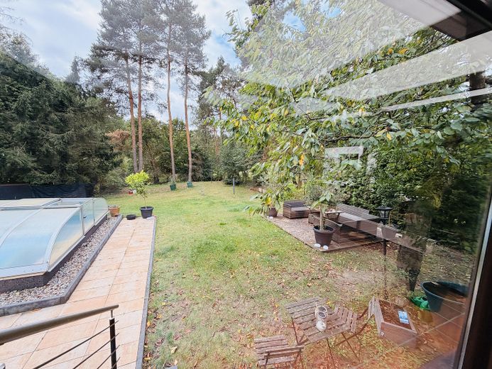 Traumhafte Wohnung in EFH mit Kamin, Garten, Pool, Wintergarten – Foto 3