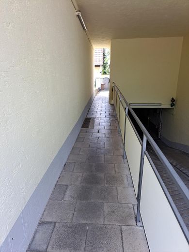 Sehr gut geschnittene, helle 2-Zimmer-Wohnung mit Balkon und Tiefgaragenstellplatz zu verkaufen – Durchgang