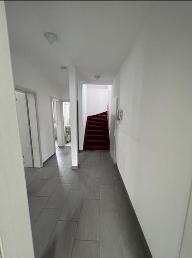 Modern geschnittene Maisonette im Dachgeschoss — zentrumsnah in Stuttgart‑Feuerbach – Flur