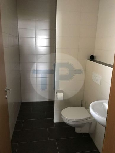 RESERVIERT! WALMDACHBUNGALOW MIT GARAGE UND CARPORT IN TRAUMHAFTER SIEDLUNGSRANDLAGE – Bad (3)
