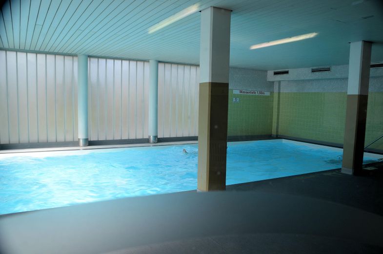 großzügige Schwimmhalle