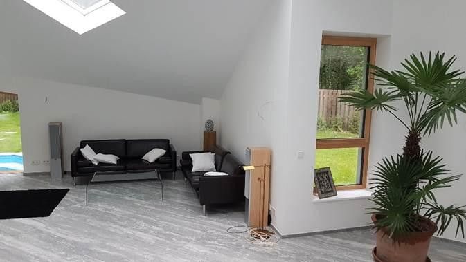 Renoviert & provisionsfrei: Lichtdurchflutete, moderne Villa auf Traumgrundstück – Wohnbereich