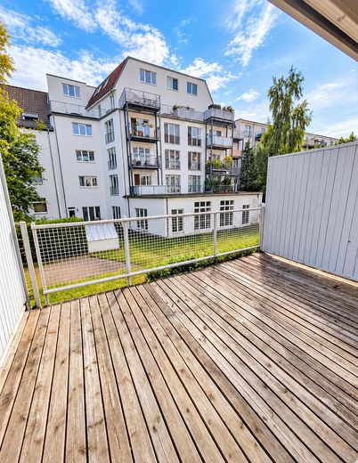 Gepflegte 2-Zimmer-Wohnung mit Südwest-Terrasse, separatem Aufgang und Tiefgaragenstellplatz – Großzügige Südwest-Terrasse