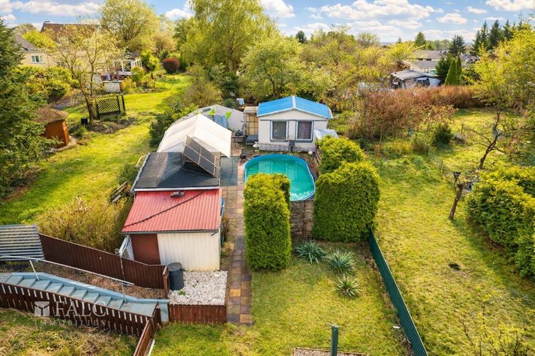 Wohnen zwischen Seen und Wald: Charakterhaus mit Kamin, Garten &amp; Pool – Garten mit Pool &amp; Sommerlaube