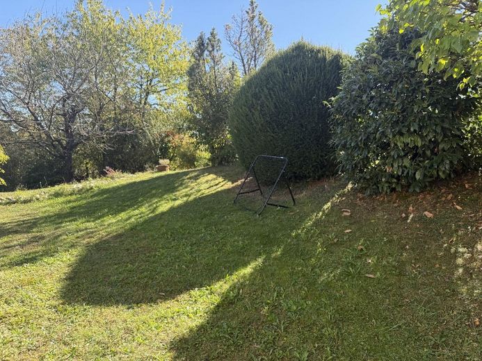 Helle 3-Zimmer-Erdgeschosswohnung mit Terrasse, Garten und Fußbodenheizung, Stellplätze optional – Rasenfläche
