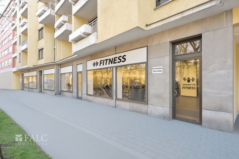 Zentrumsnahe, attraktive 3-teilige Gewerbeeinheit in der Münchner Innenstadt – Fitnessstudio-Ladenfront KI generiert