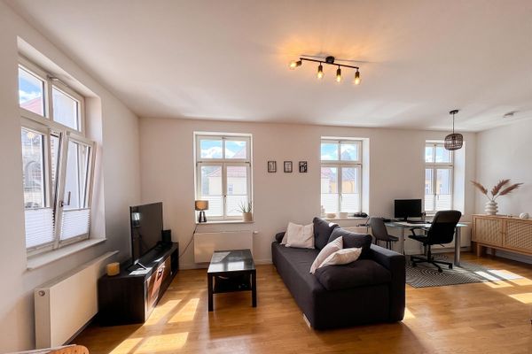 Appartement lumineux de 2 pièces au charme historique – immeuble ancien modernisé avec cuisine équipée et salle de bains avec lumière naturelle