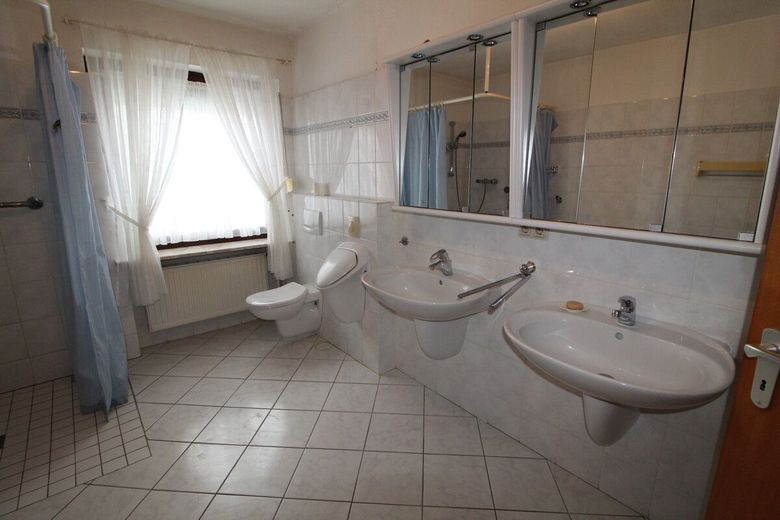 Charmanter, individueller Walmdach Bungalow mit Vollkeller, ruhigem, idyllischem Grundstück &amp; Garage – 14 - Badezimmer
