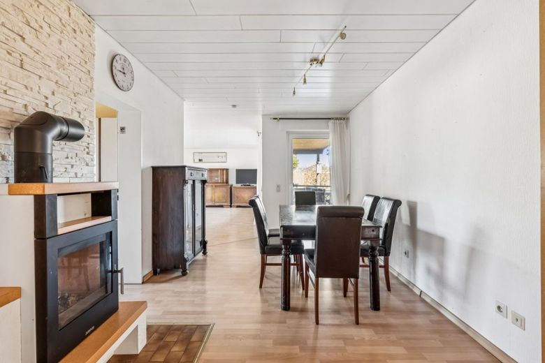 Großes Einfamilienhaus mit Einliegerwohnung, Garage, Carport, Keller und Kamin – EG Esszimmer