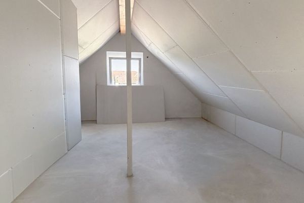 Appartement neuf sous les combles sur deux niveaux avec terrasse