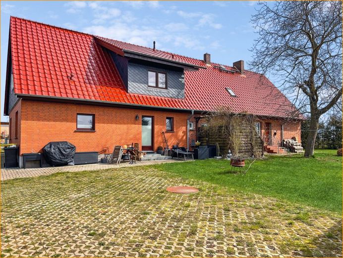 ***Zweifamilienhaus in ruhiger Ortslage*** – Titelbild