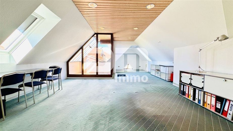 Schön zentral gelegenes Büro mit Balkon und Tiefgaragenstellplatz – Raum 2 groß / Zugang Balkon